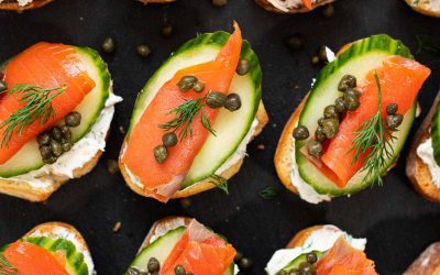 CROSTINIS CON SALMÓN AHUMADO