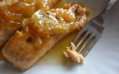 SALMÓN AL VAPOR CON MERKÉN Y CEBOLLA CARAMELIZADA
